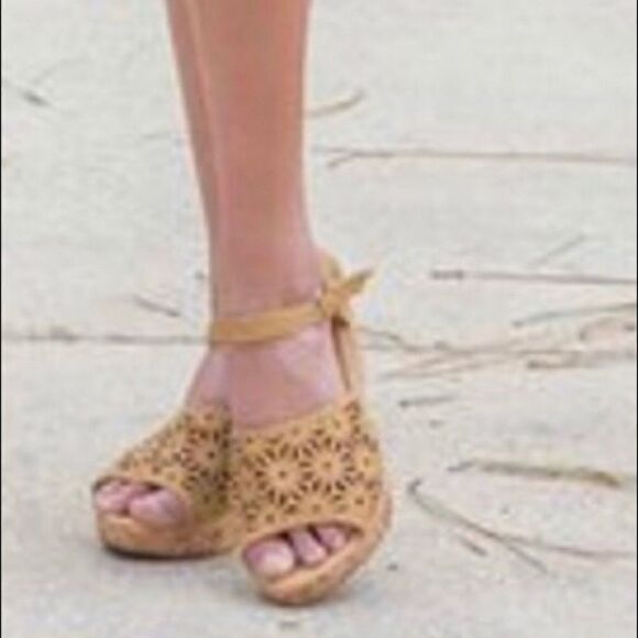 Via Veneto Size 8 Beige Wedges - Picture 1 of 15